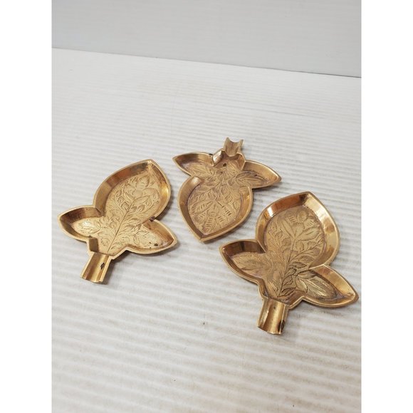 Vintage small etched brass leaf ashtray- aged - set of three - Picture 4 of 10